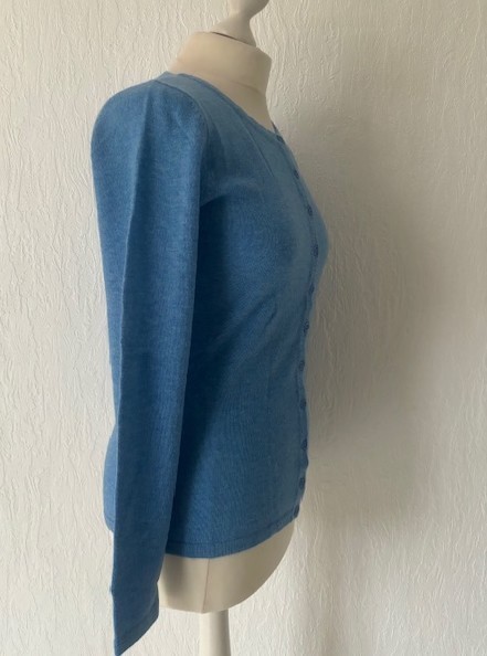 cardigan cintré 100% cachemire de profil